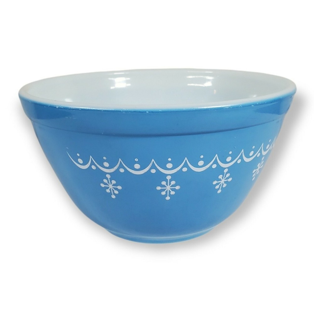 Vintage Pyrex Blue Snowflake Garland Cinderella 1.5 Pint Mixing Bowl #401 - USA